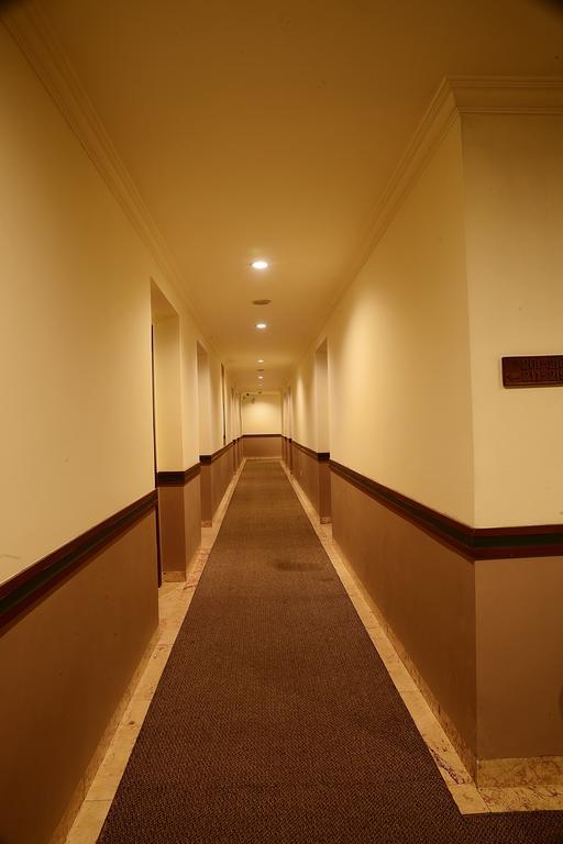 ホテル アヌゲラ パレンバン エクステリア 写真